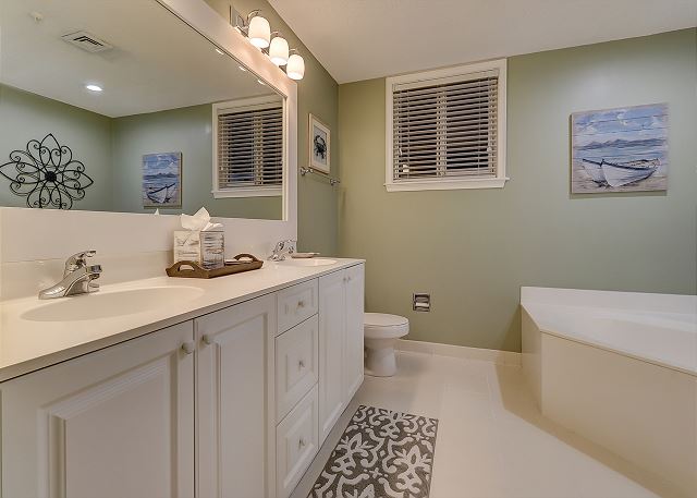 King Suite Full Bathroom
