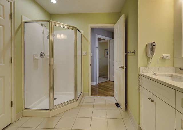 King Suite Full Bathroom