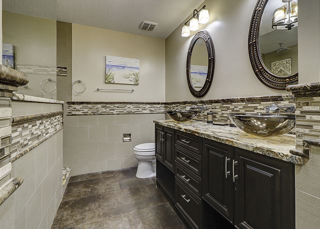 King Suite Full Bathroom