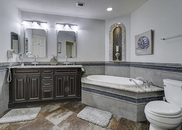 Guest Suite Full Bathroom