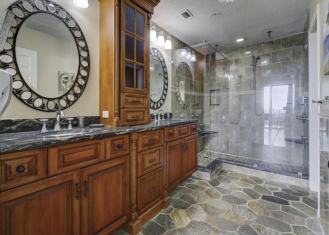 King Suite Full Bathroom