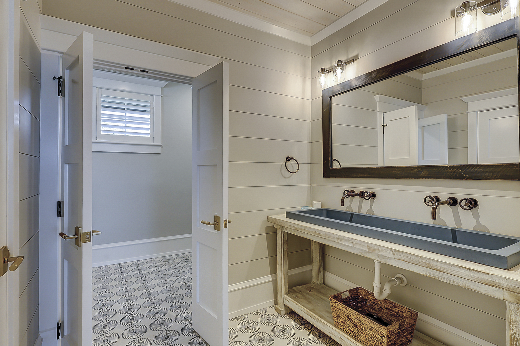 2nd Floor Oceanfront King Suite Full Bathroom