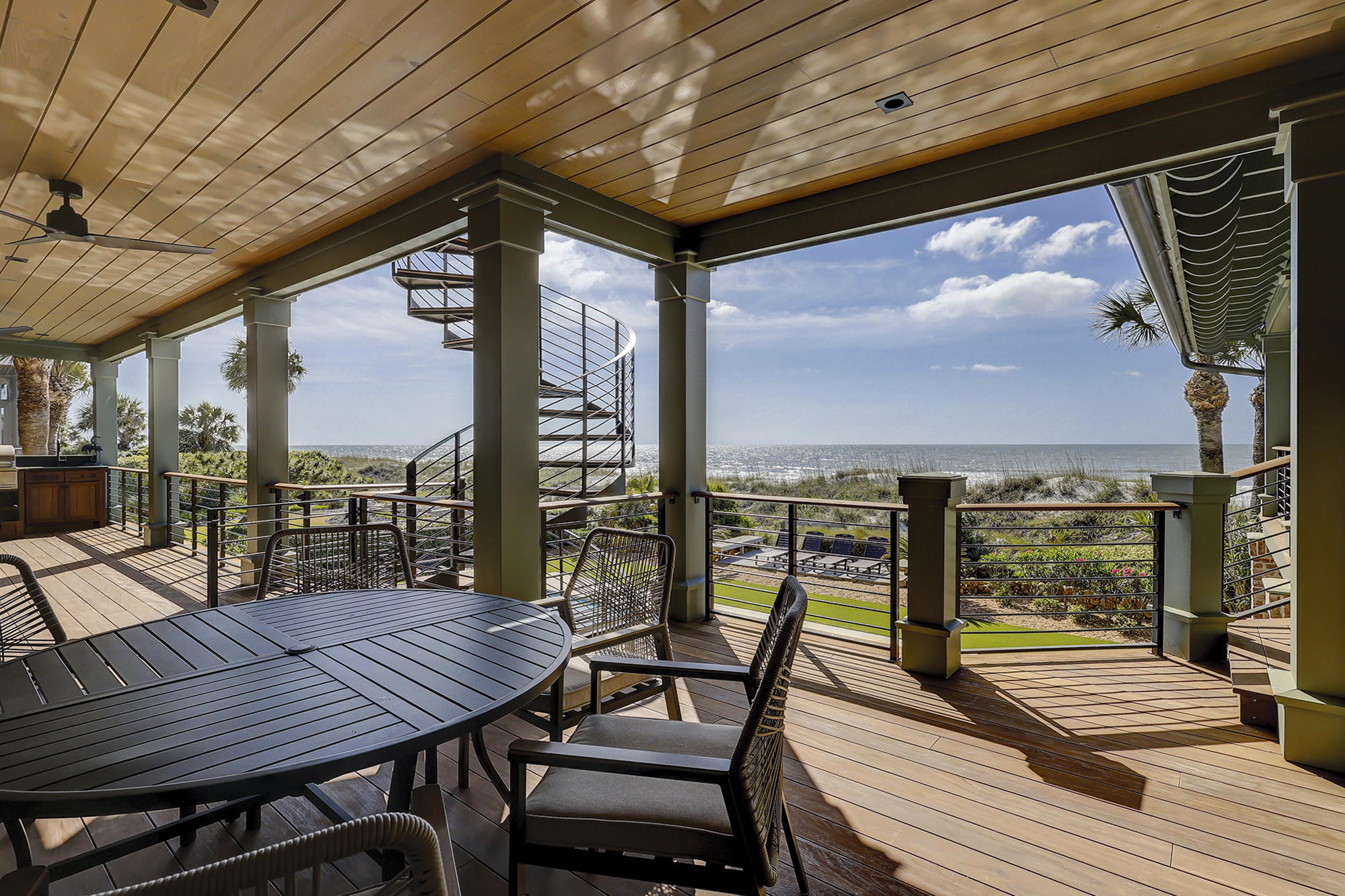 1st Floor Outdoor Dining Area