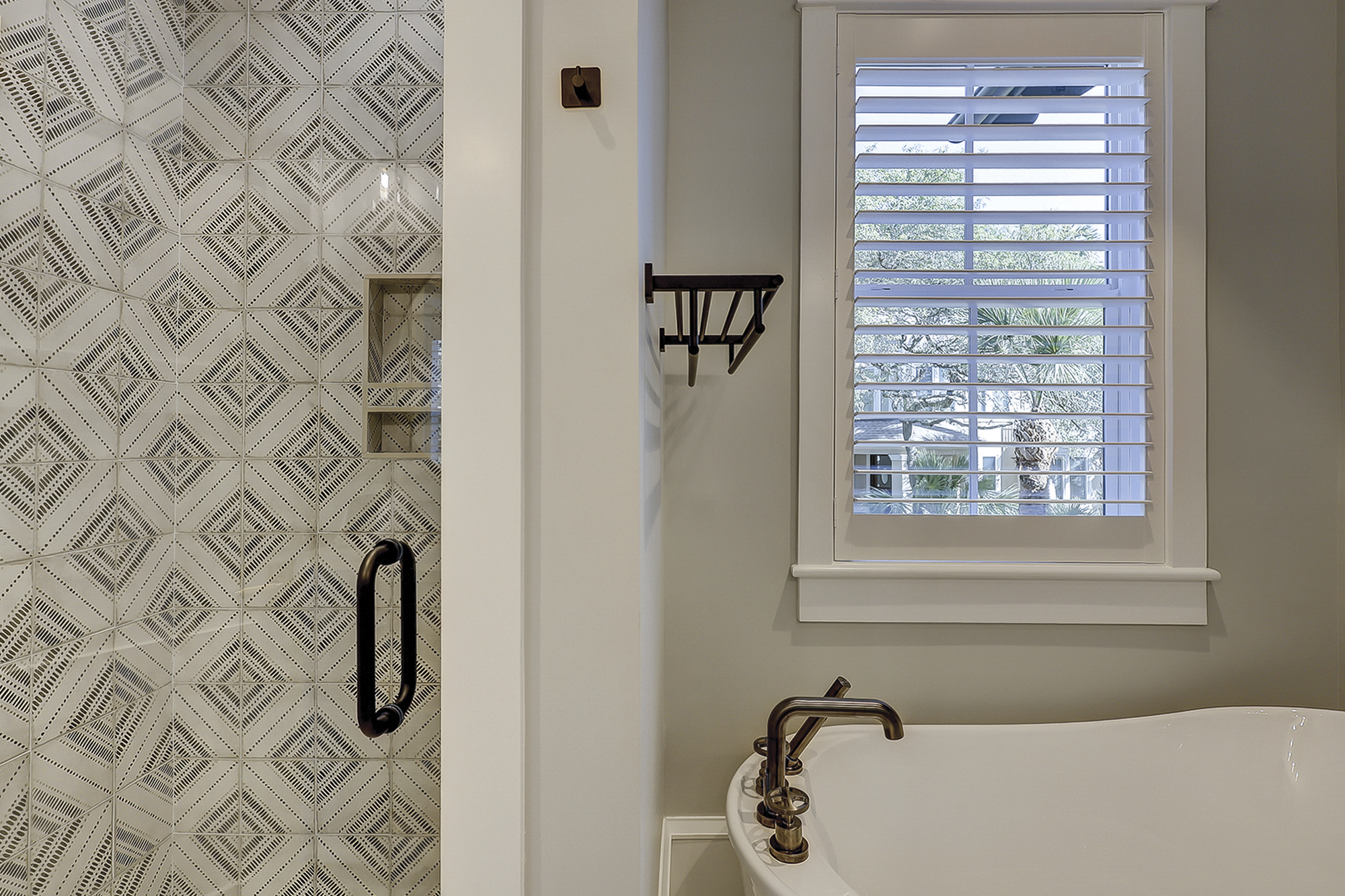 1st Floor Junior King Suite Full Bathroom