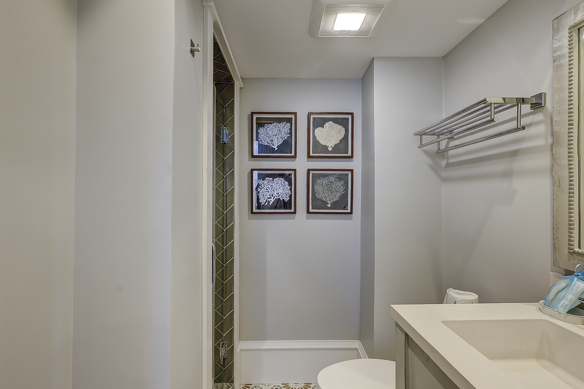 2nd Floor Oceanfront Queen Suite Full Bathroom