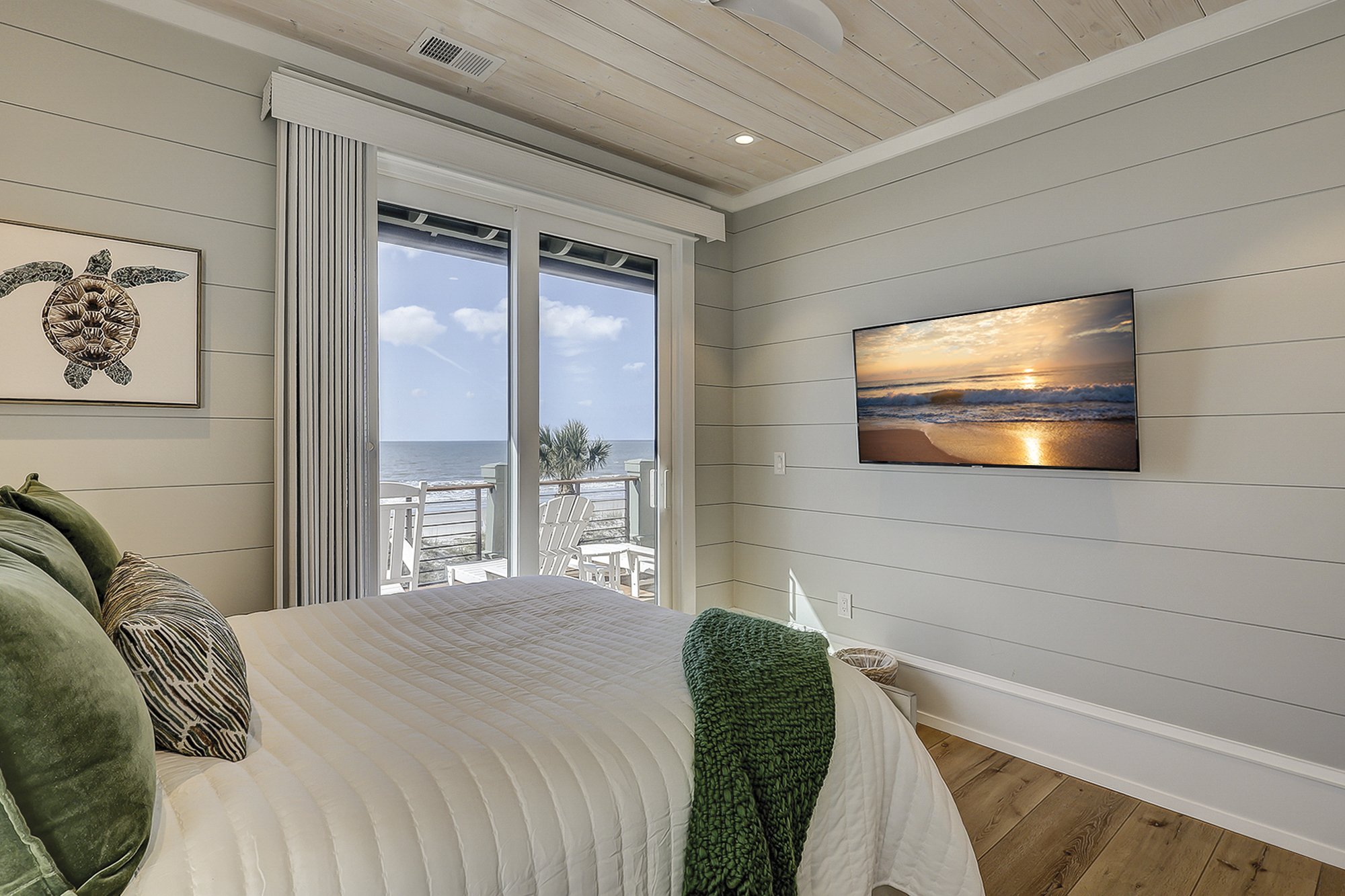 2nd Floor Oceanfront Queen Suite