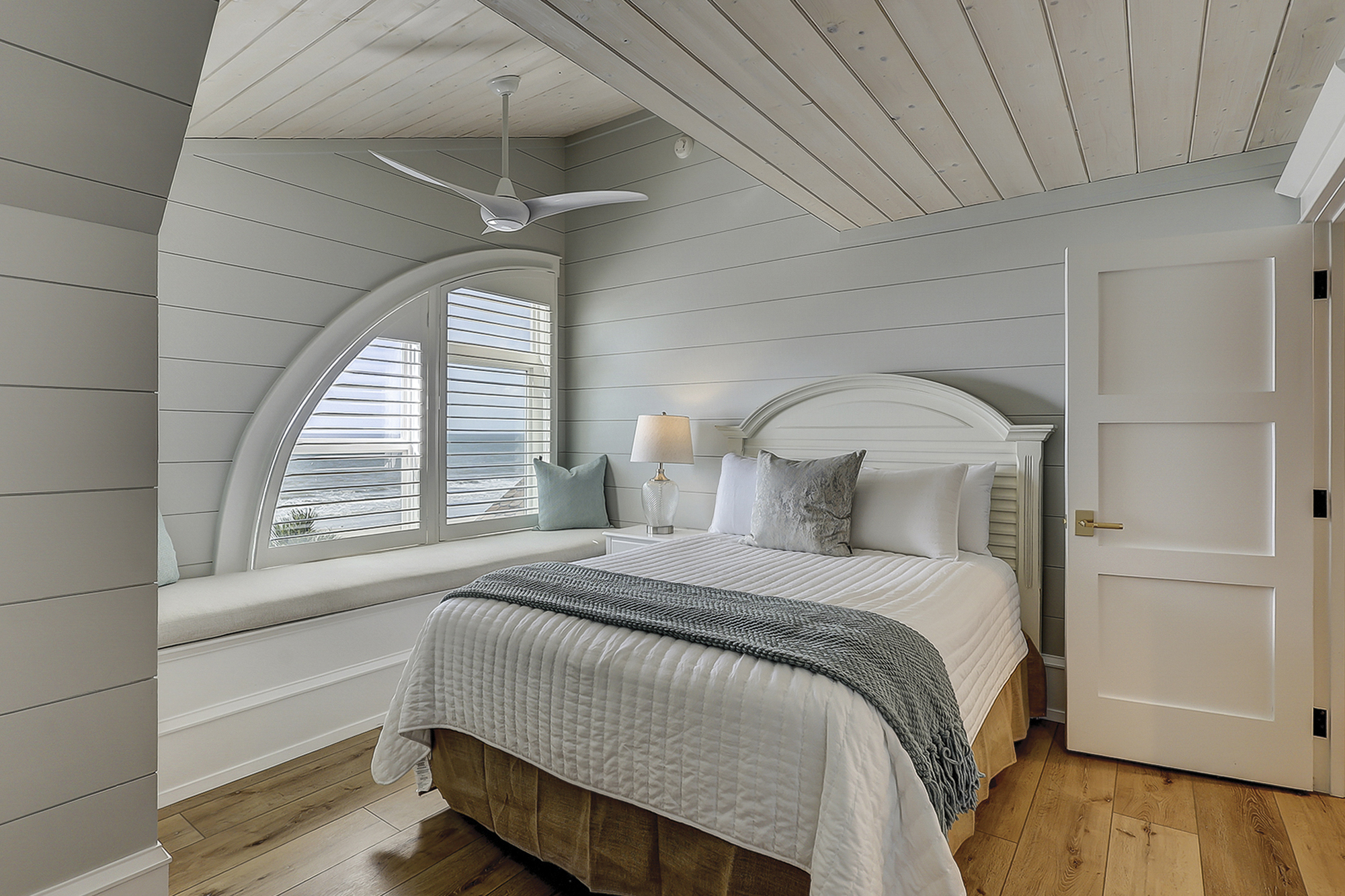 3rd Floor Oceanfront Queen Suite 