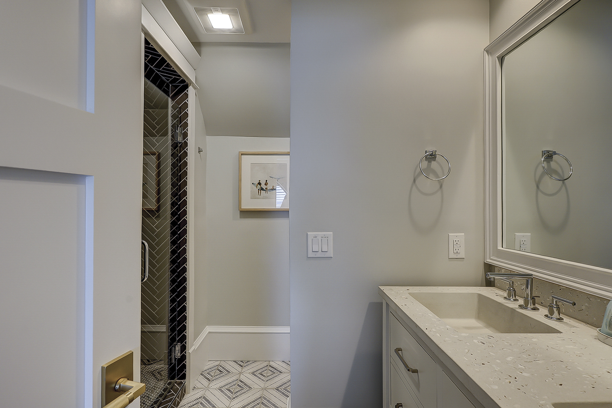 3rd Floor Oceanfront Queen Suite Full Bathroom