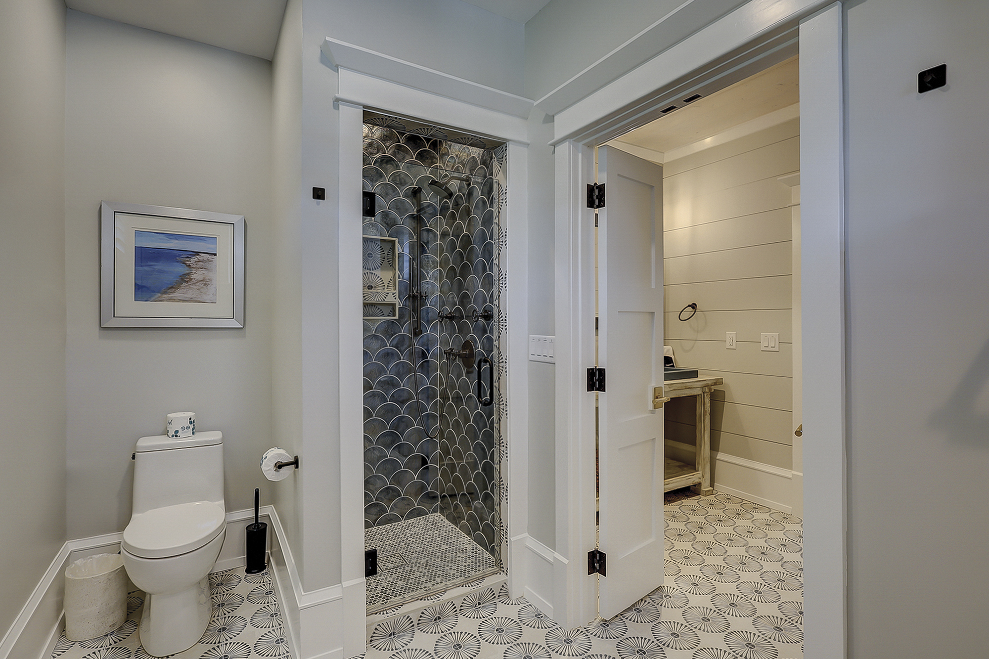 2nd Floor Oceanfront King Suite Full Bathroom