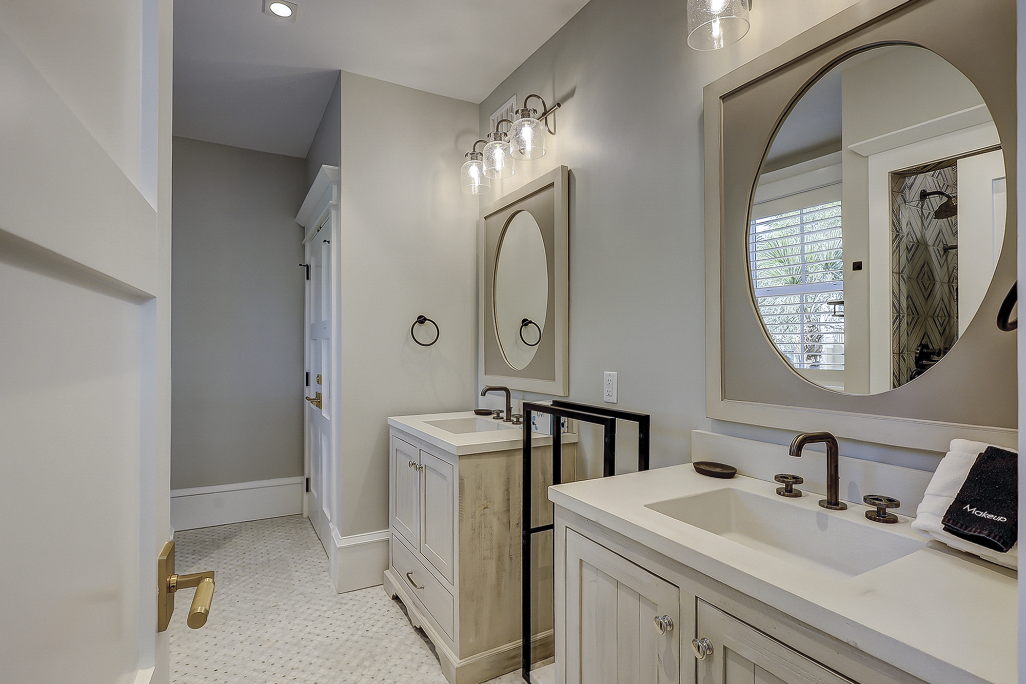 1st Floor Junior King Suite Full Bathroom