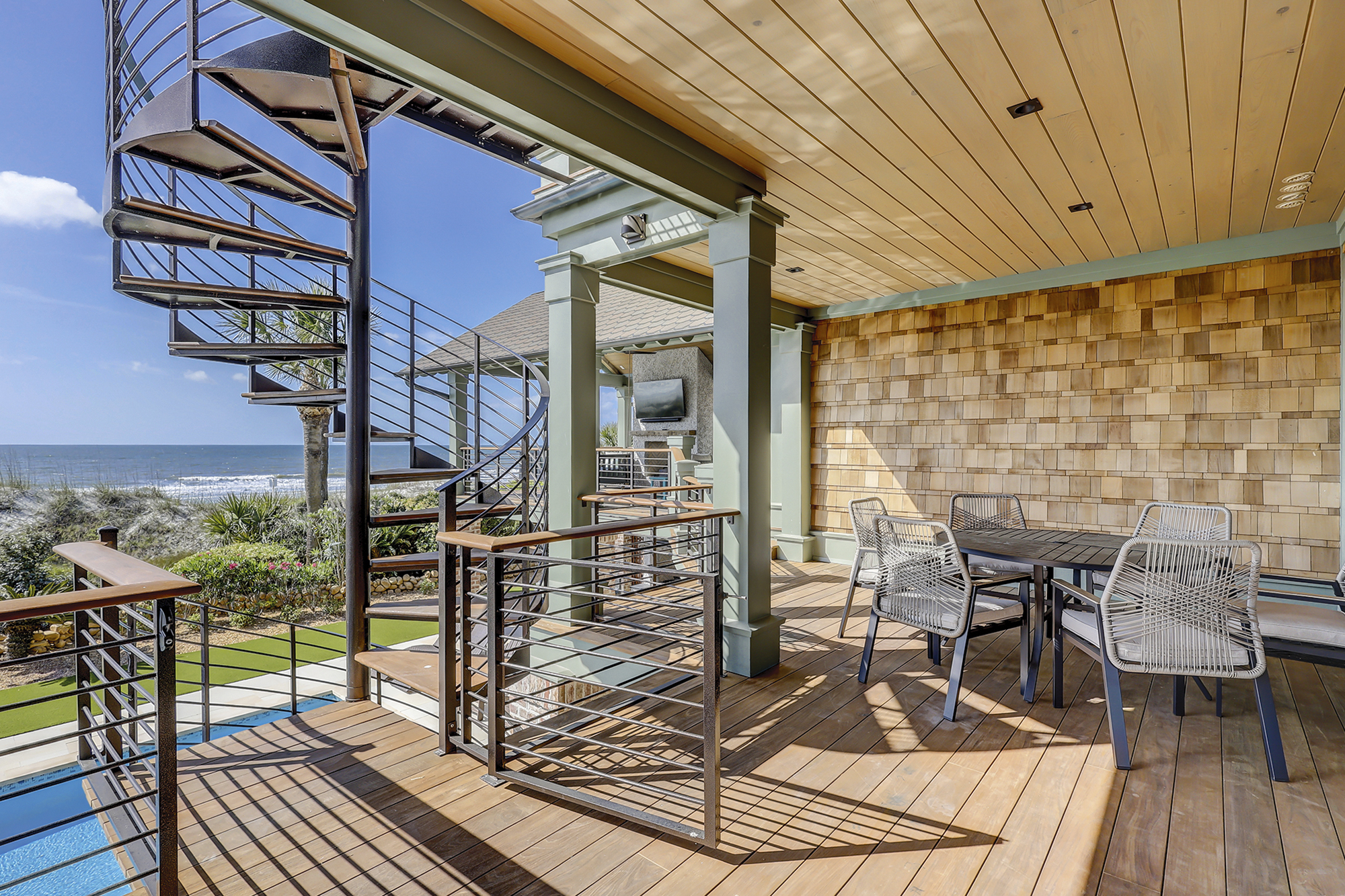 1st Floor Outdoor Dining Area