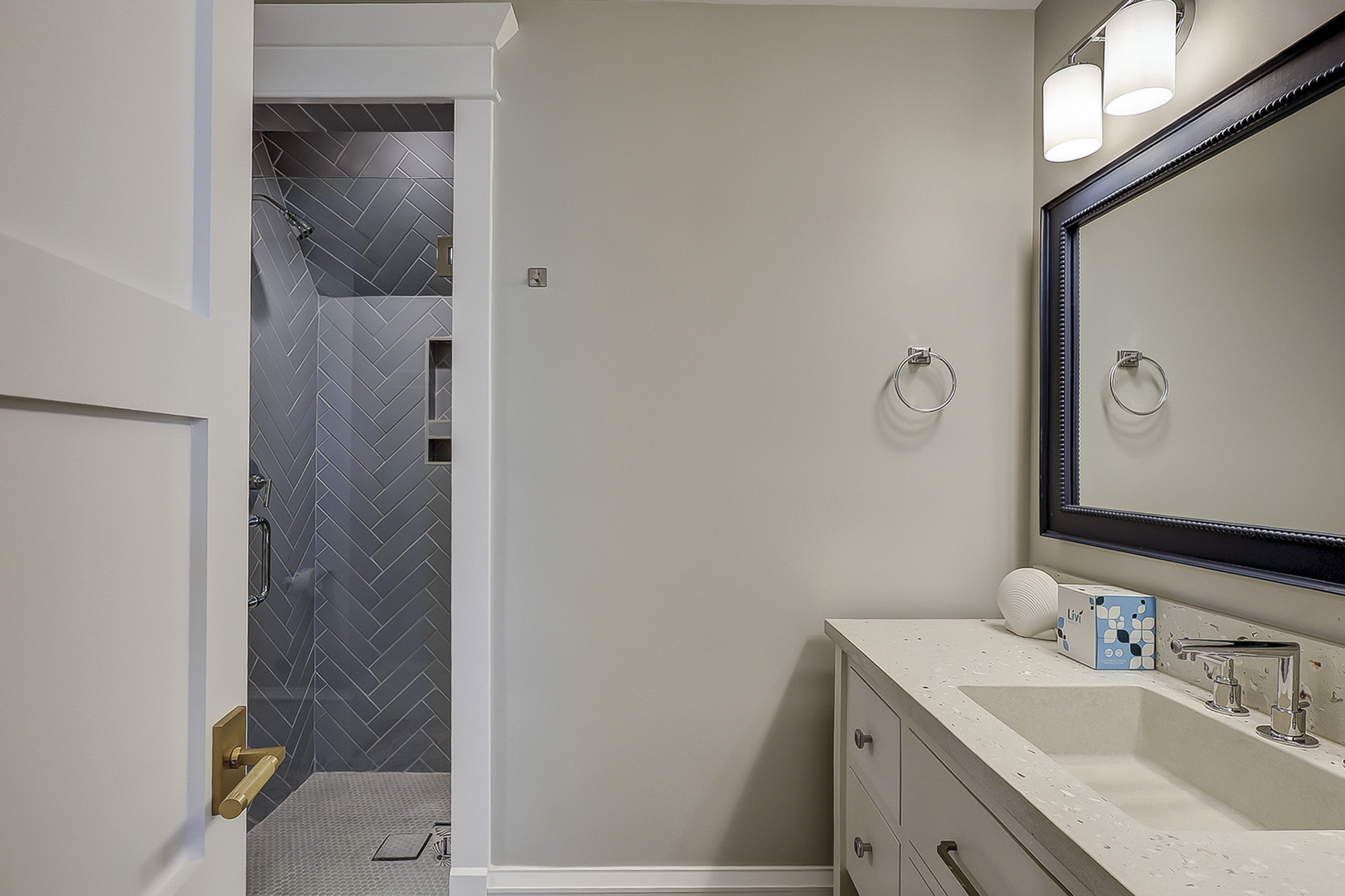 3rd Floor Oceanfront King Suite Full Bathroom