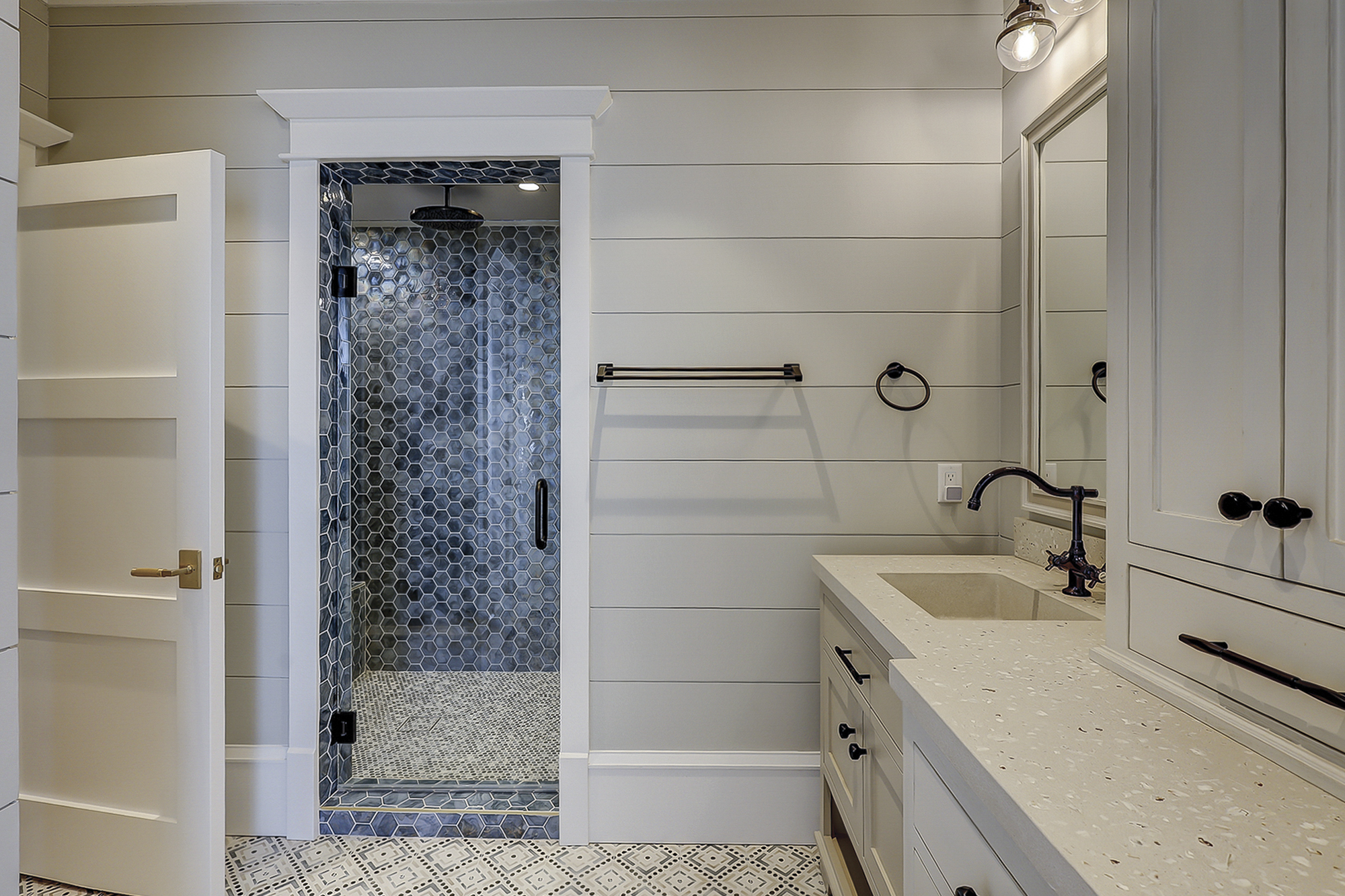 1st Floor Oceanfront King Suite Full Bathroom