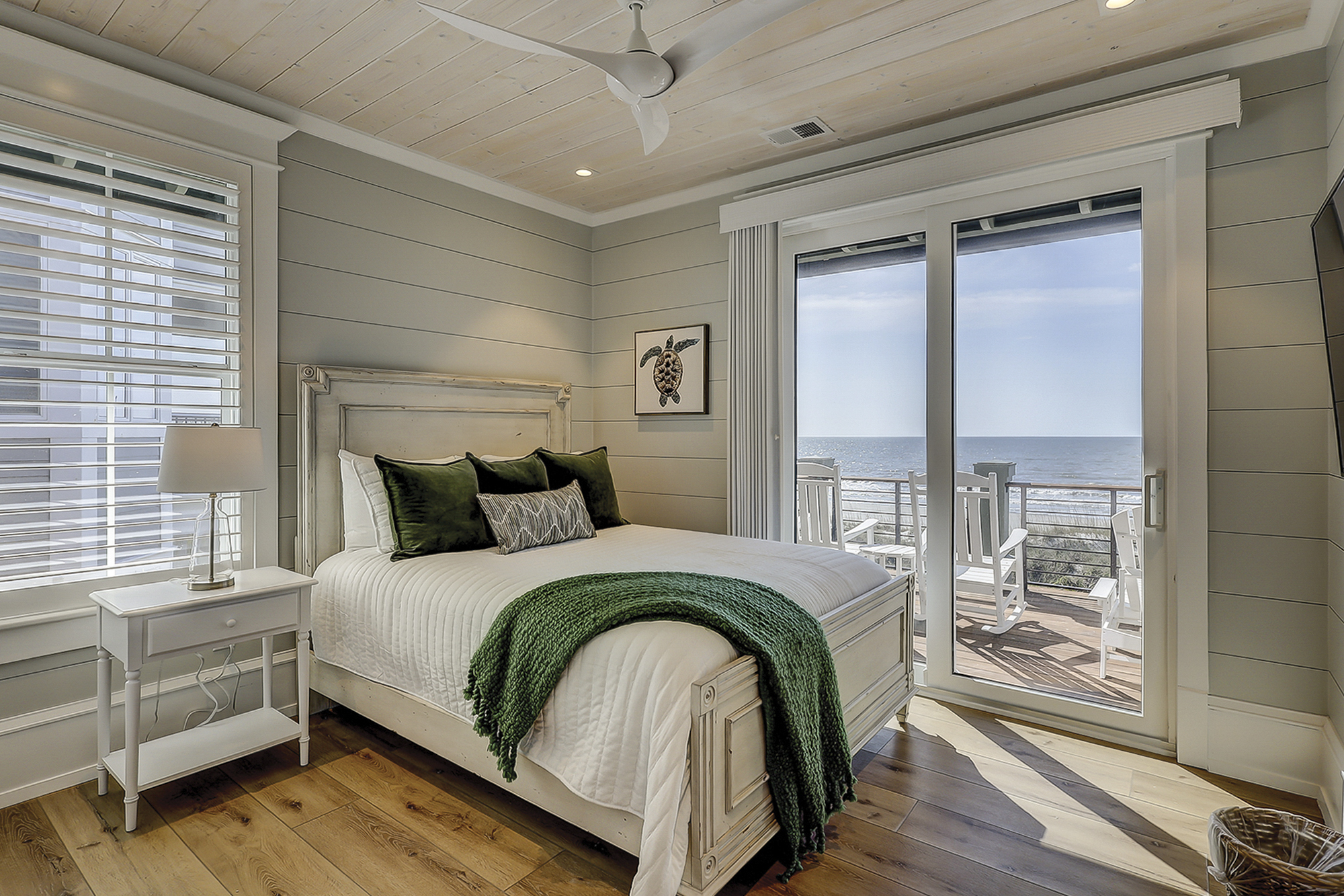 2nd Floor Oceanfront Queen Suite