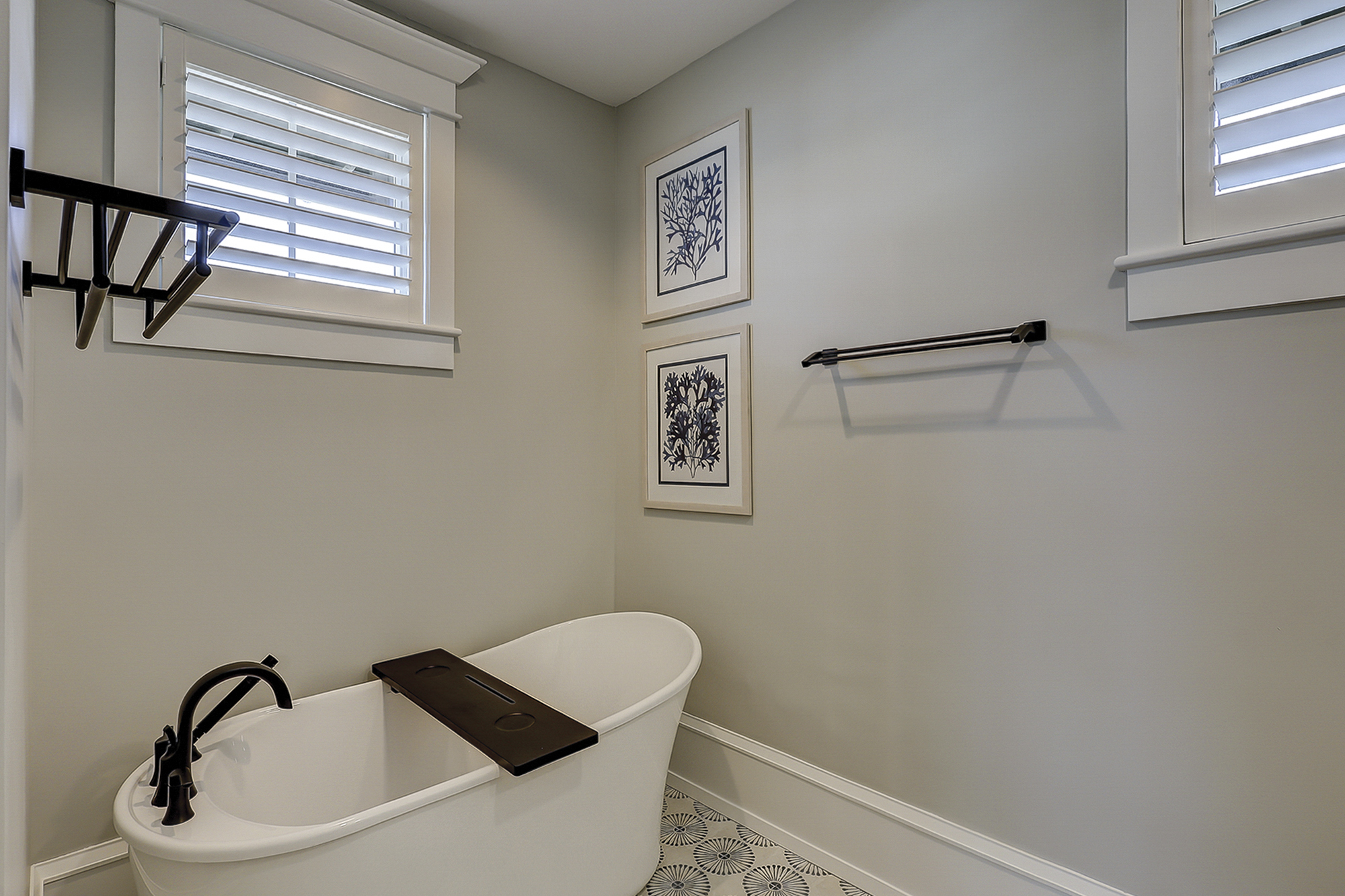 2nd Floor Oceanfront King Suite Full Bathroom