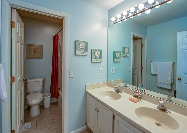 King Suite Full Bathroom