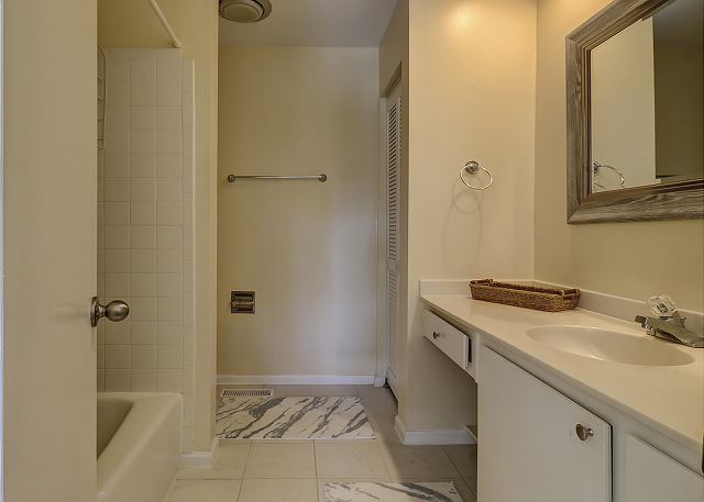 2nd Floor King Suite Full Bathroom
