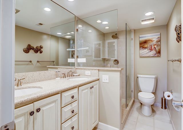 King Suite Full Bathroom