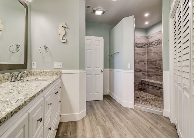 King Suite Full Bathroom