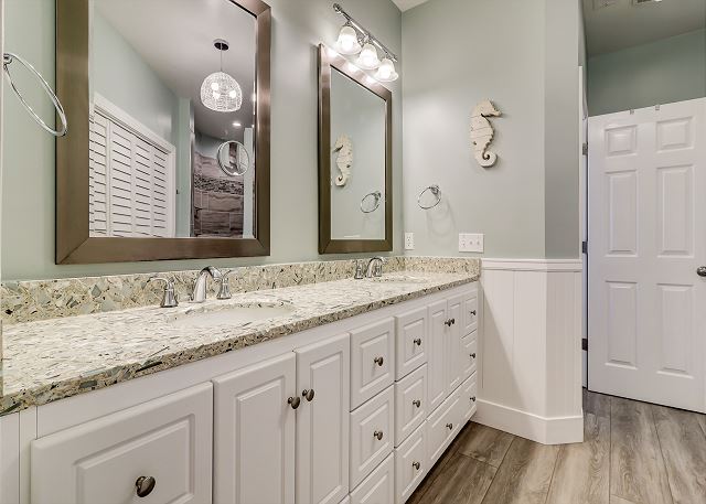 King Suite Full Bathroom
