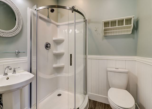 Queen Suite Full Bathroom