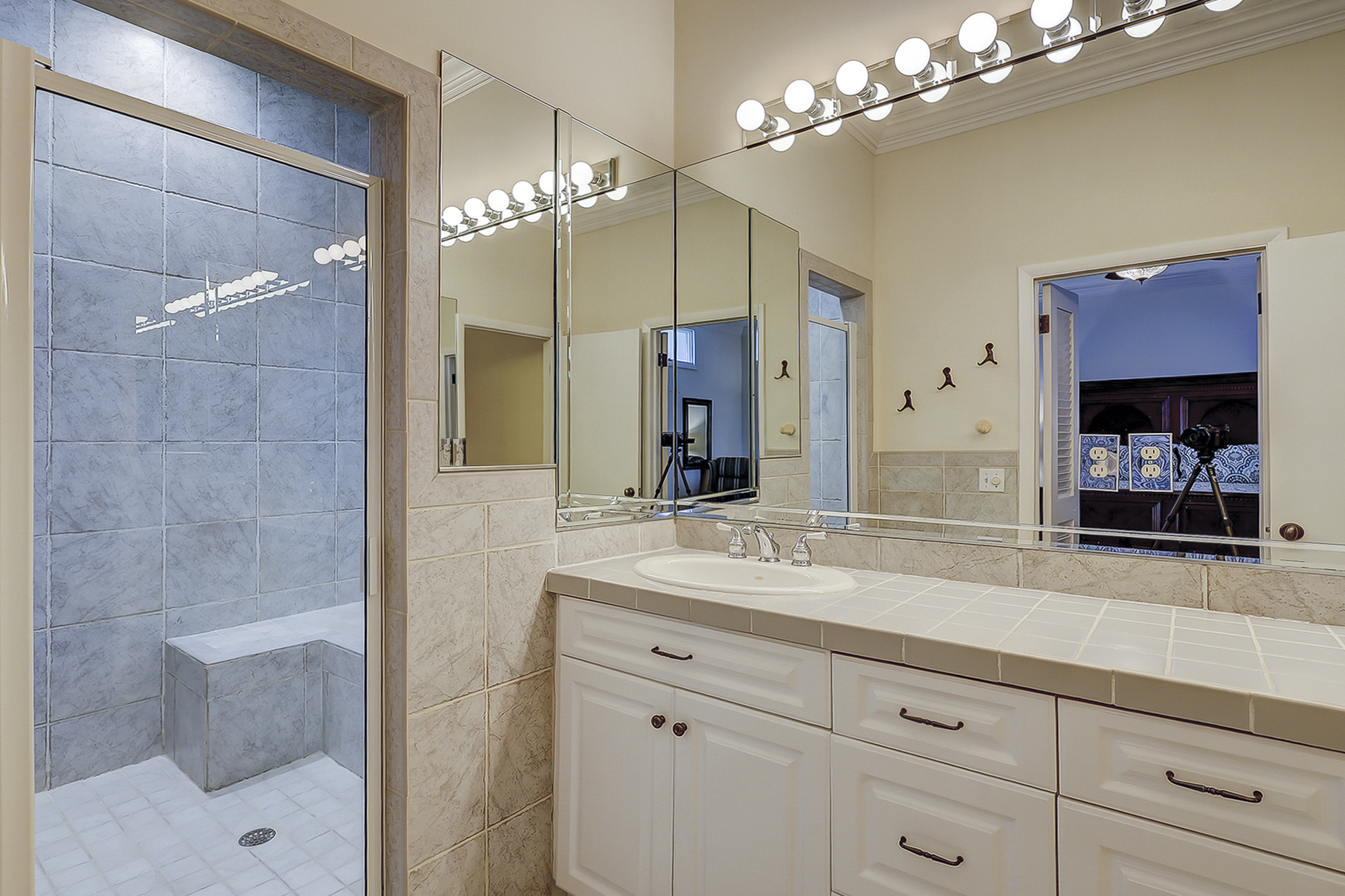 2nd Floor King Suite Full Bathroom