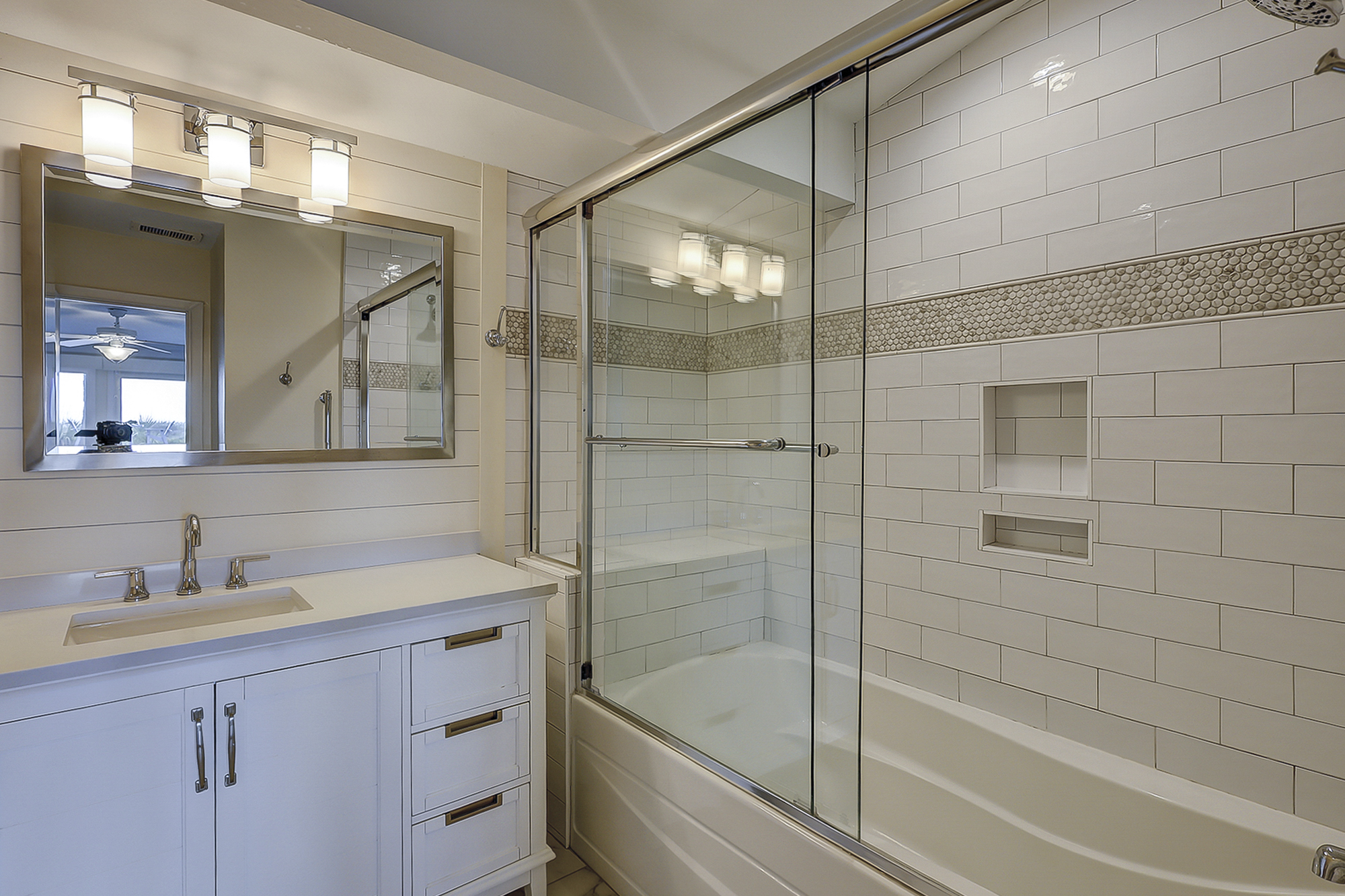 King Suite Full Bathroom