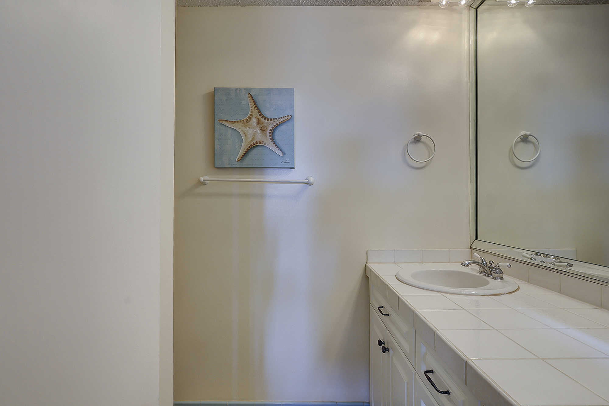 Queen Suite Full Bathroom