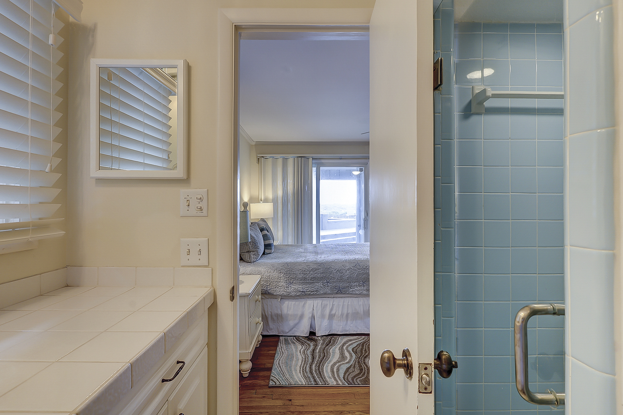 Queen Suite Full Bathroom