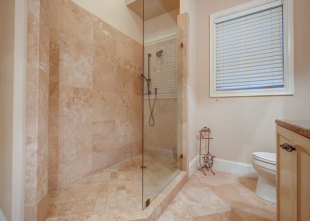 1st Floor King Suite Full Bathroom