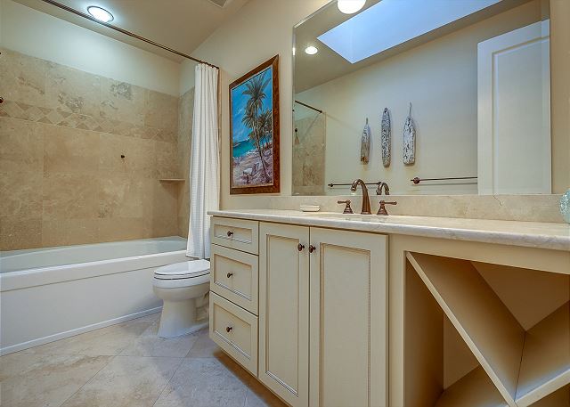 2nd Floor Suite Full Bathroom