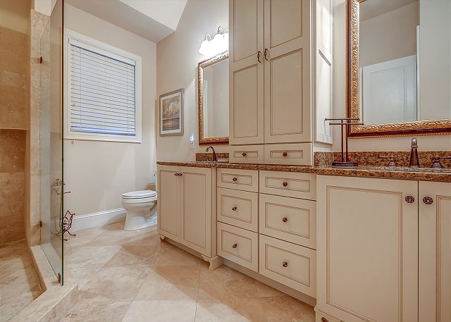 1st Floor King Suite Full Bathroom