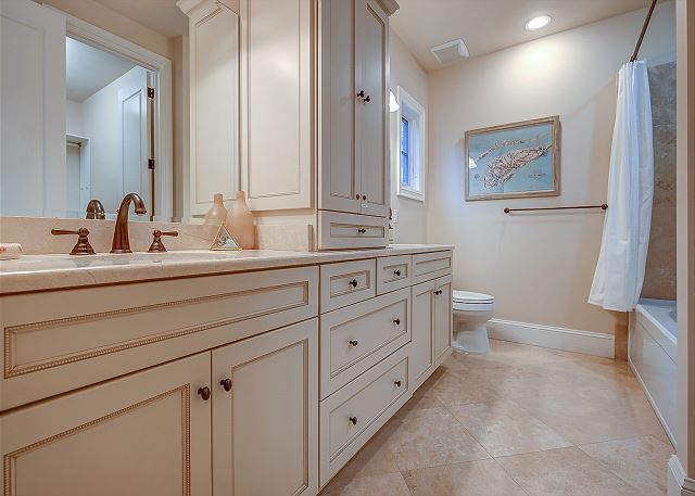 2nd Floor King Suite Full Bathroom