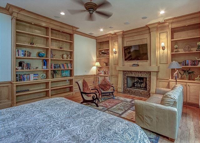 1st Floor King Master Suite