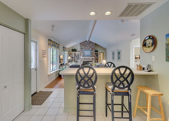 Kitchen Breakfast Bar - Seats 4