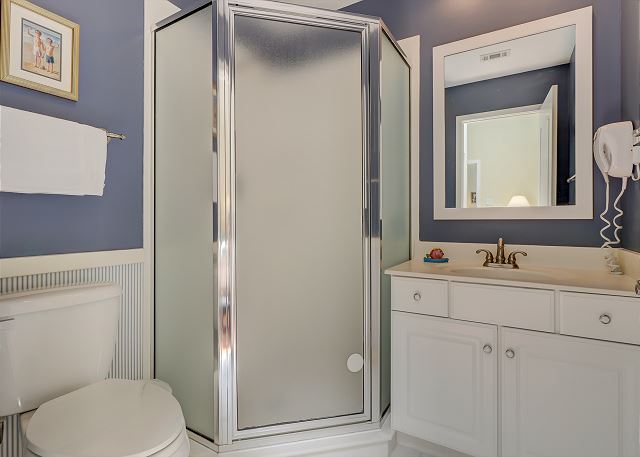 Queen Suite Full Bathroom