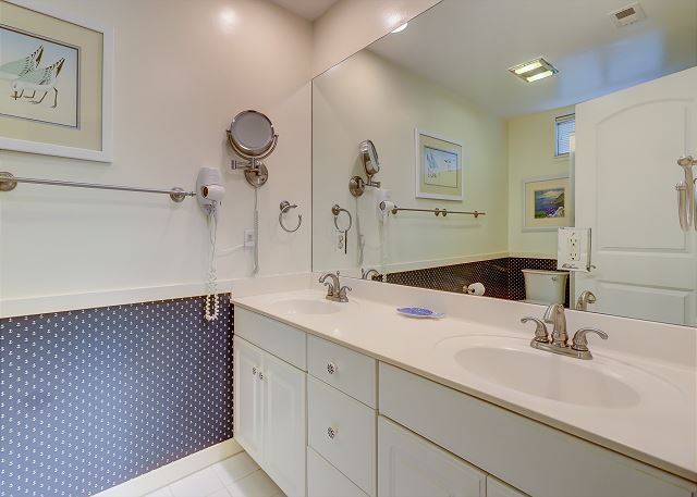 King Suite Full Bathroom
