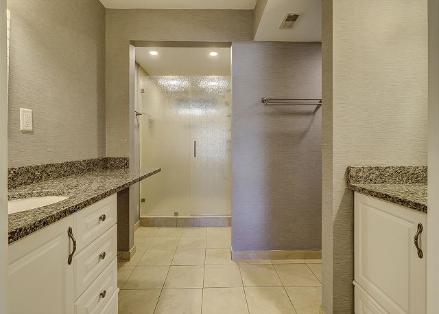 King Suite Full Bathroom