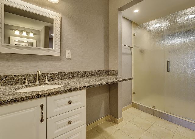 King Suite Full Bathroom