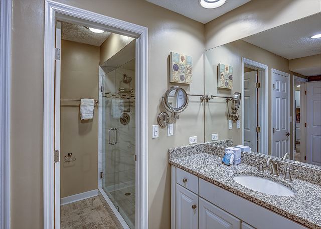 King Suite Full Bathroom