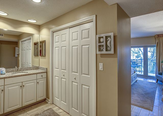 King Suite Full Bathroom