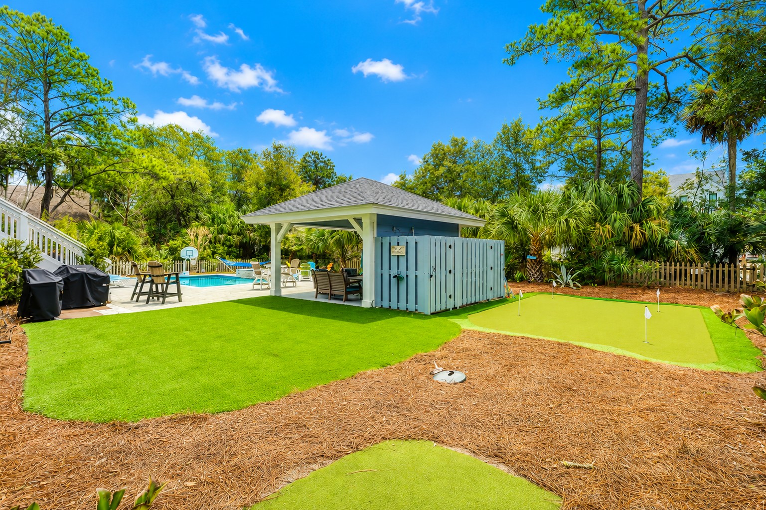 Putting Green, Grilling & Pool Area