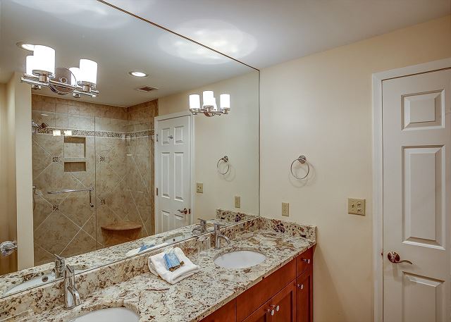King Suite Full Bathroom