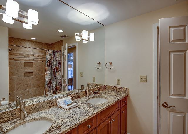 Guest Suite Full Bathroom