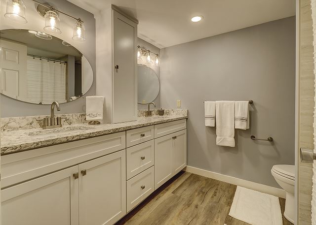 Guest Suite Full Bathroom