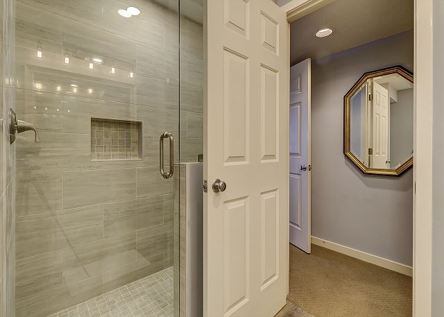 King Suite Full Bathroom