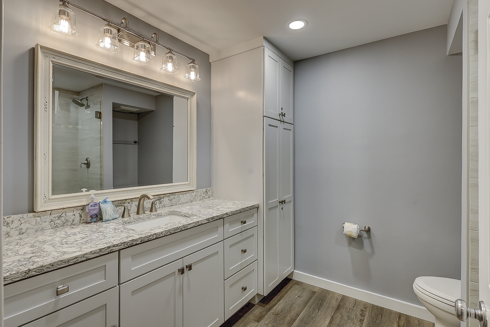 King Suite Full Bathroom