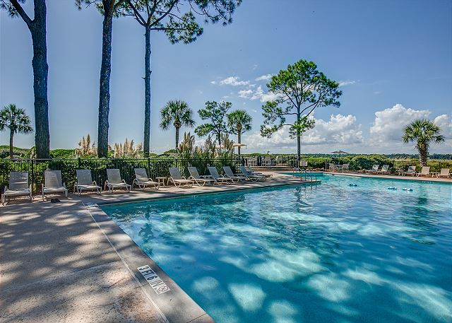Pool & Grilling Area