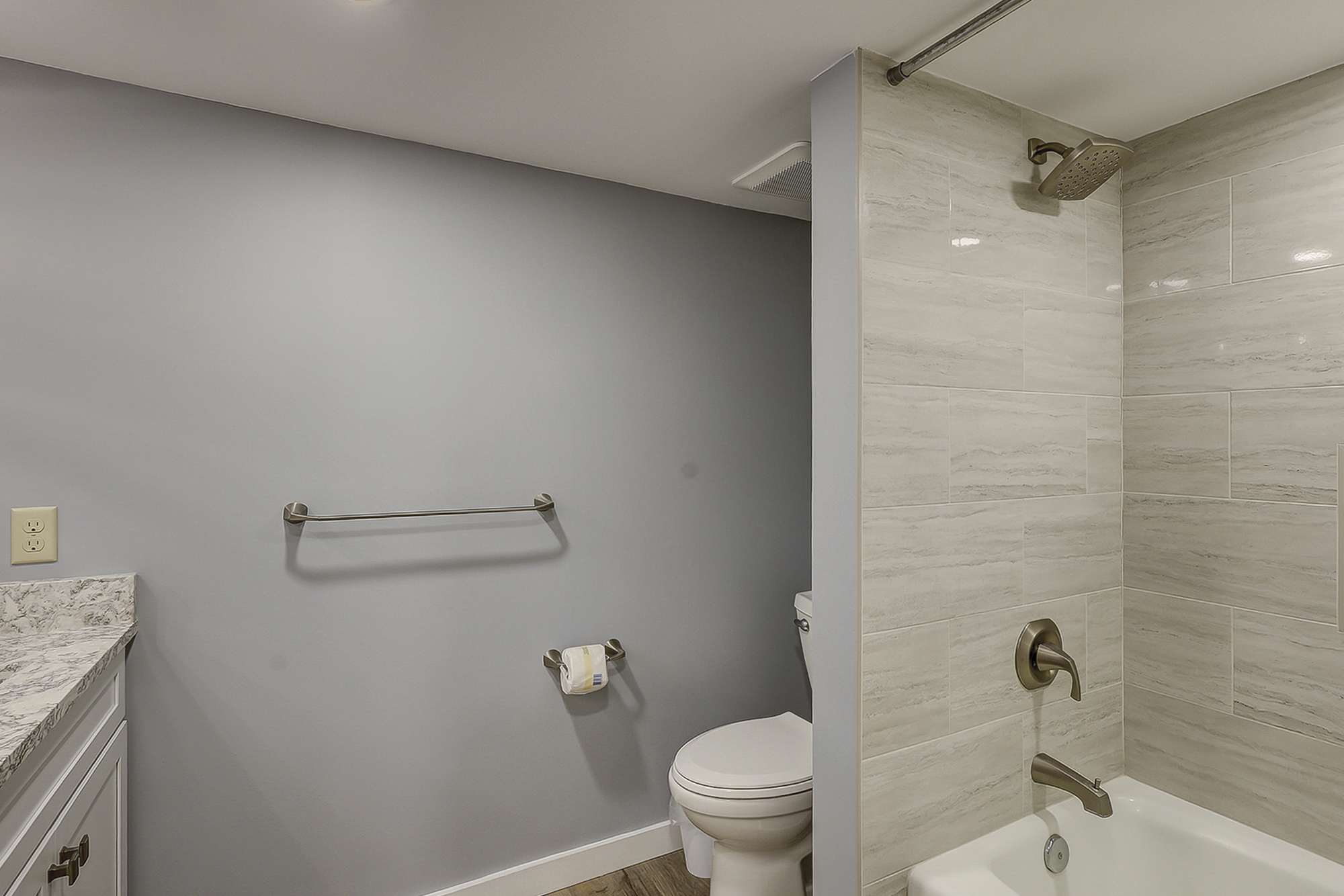 Guest Suite Full Bathroom