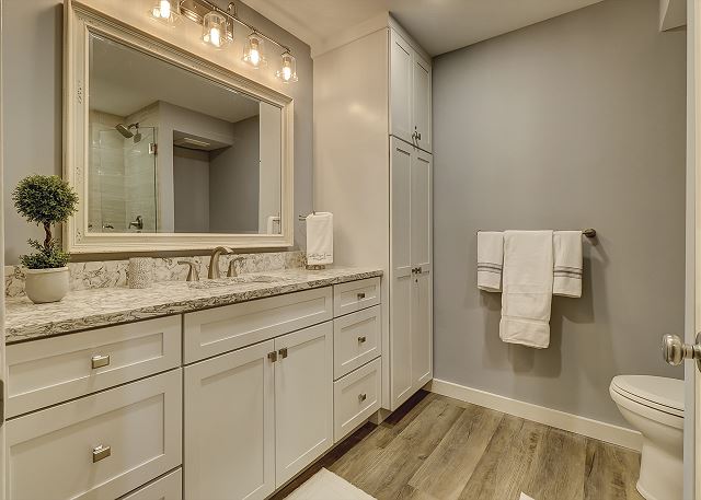 King Suite Full Bathroom